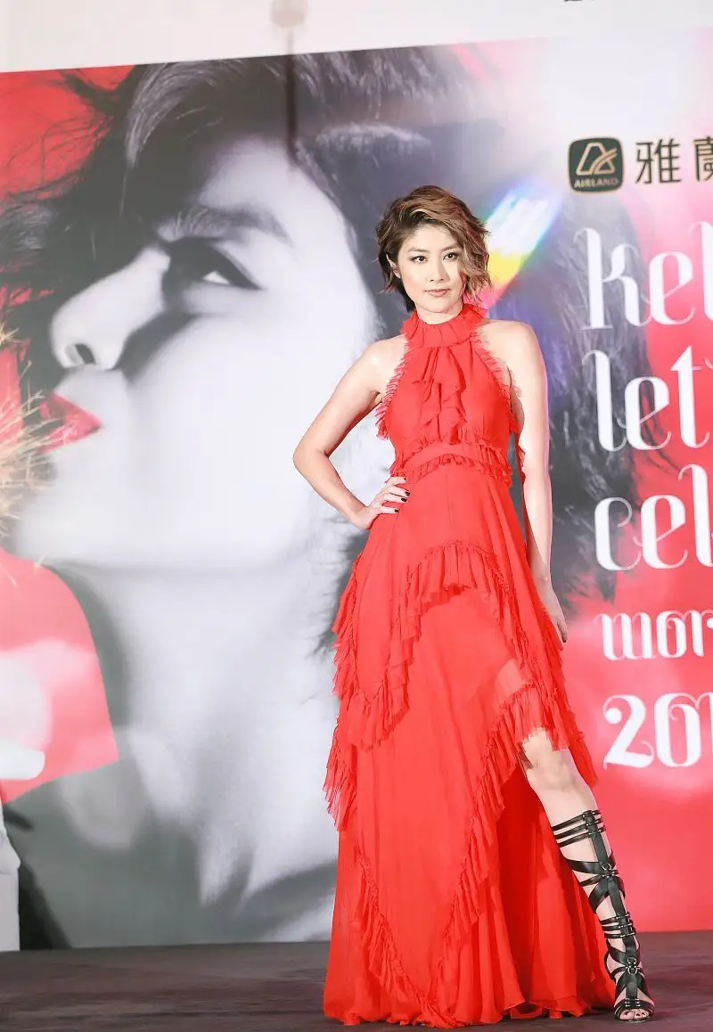 陳慧琳到國外真會穿，玫紅色紗裙高貴減齡，48歲美成了焦點