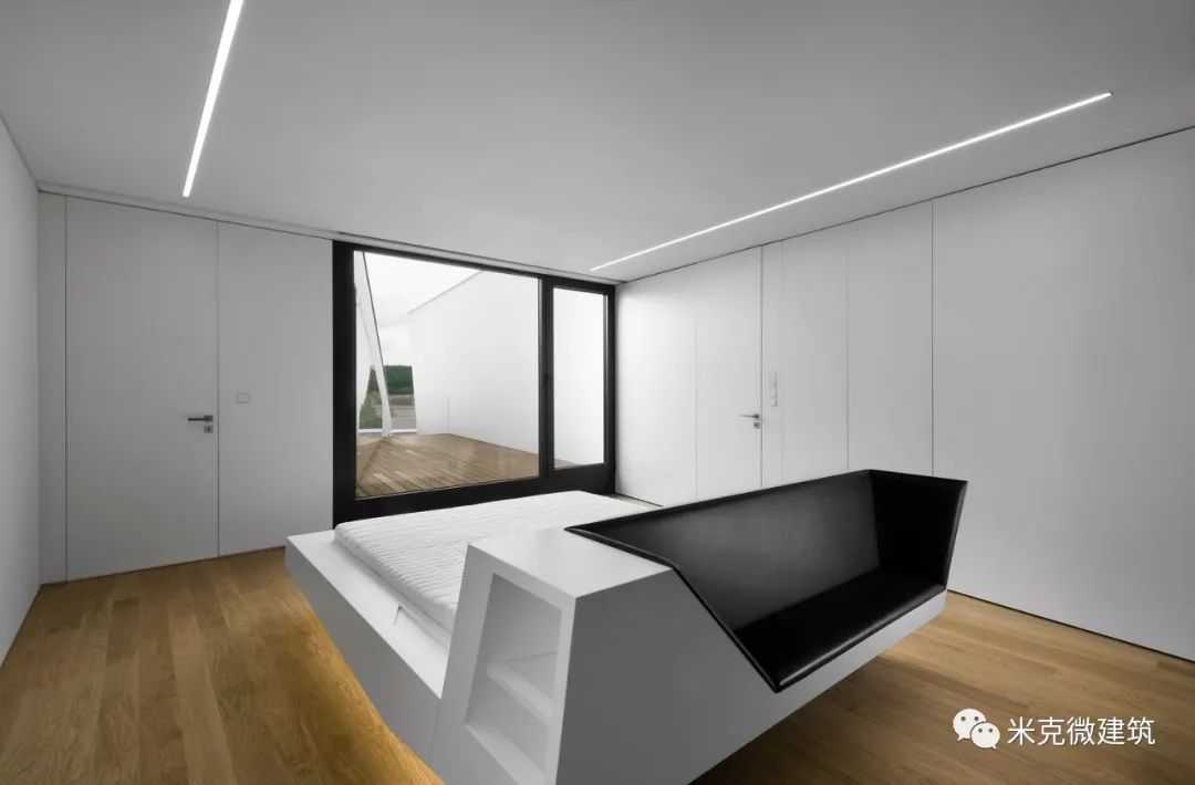 One element lights up the whole seat - iNEWS