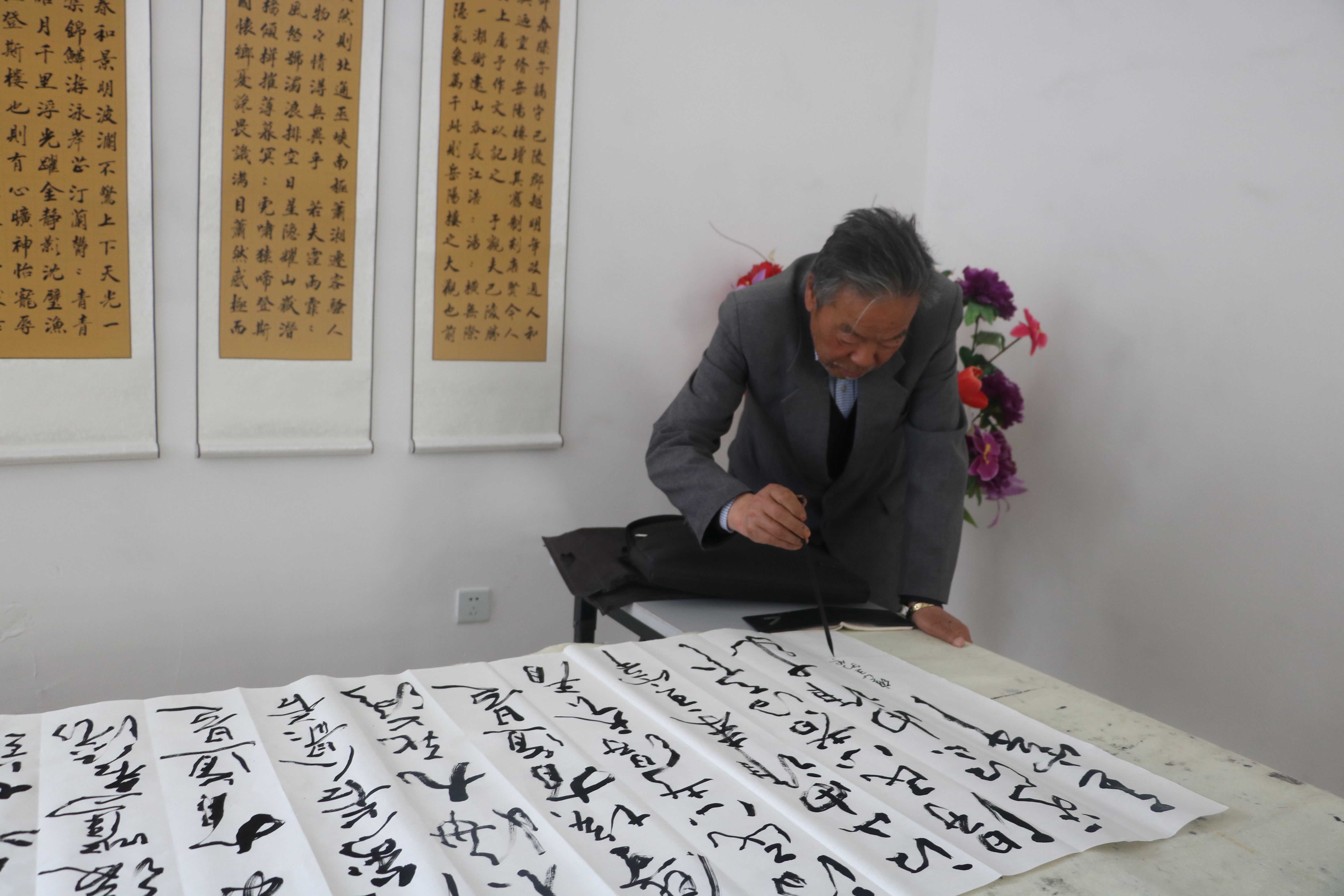 平凉几位书画家走出画室开展书画交流