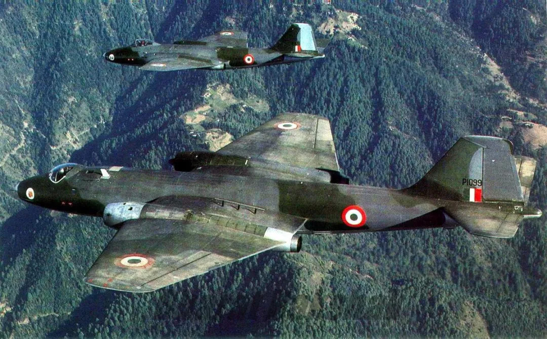 美軍裝備中少見的外國(guó)轟炸機(jī)，服役30年，至今仍在做貢獻(xiàn)