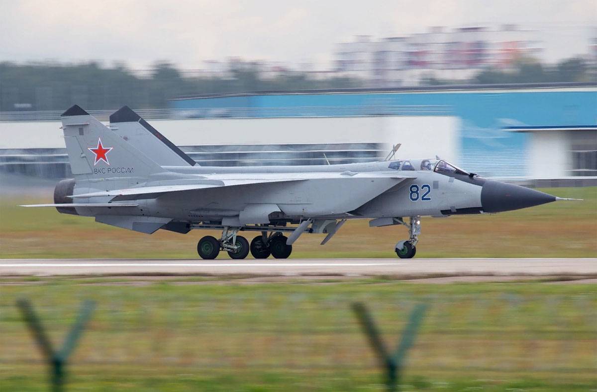 How big is the heavy interceptor MiG-31?Same frame as MiG-29, the size is clear at a glance