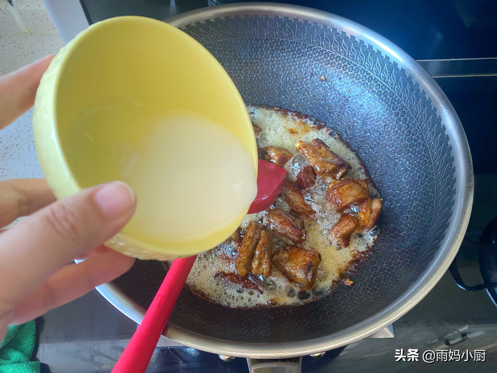 排骨别只会煲汤了，试试这做法，软嫩入味又下饭，好吃到吮手指