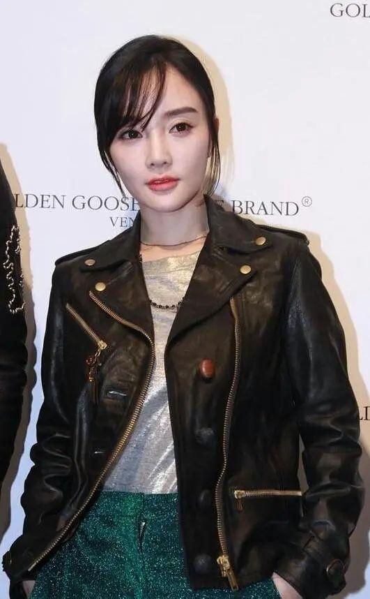 Li Xiaoyu is too tender? Black leather and green casual pants are also ...