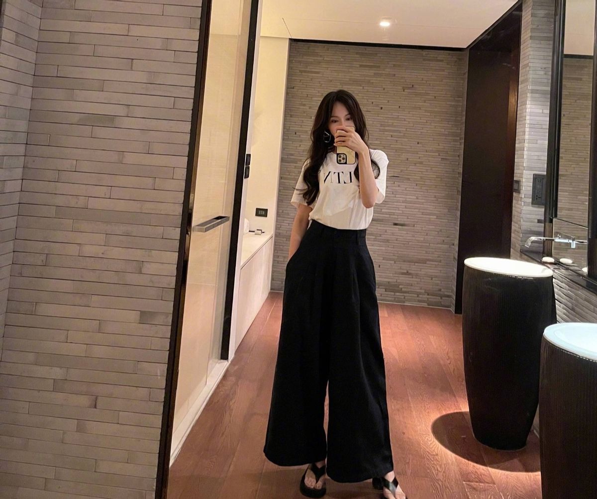 37岁唐嫣晒自拍，小腹平坦破二胎传闻！被罗晋宠爱愈发娇艳