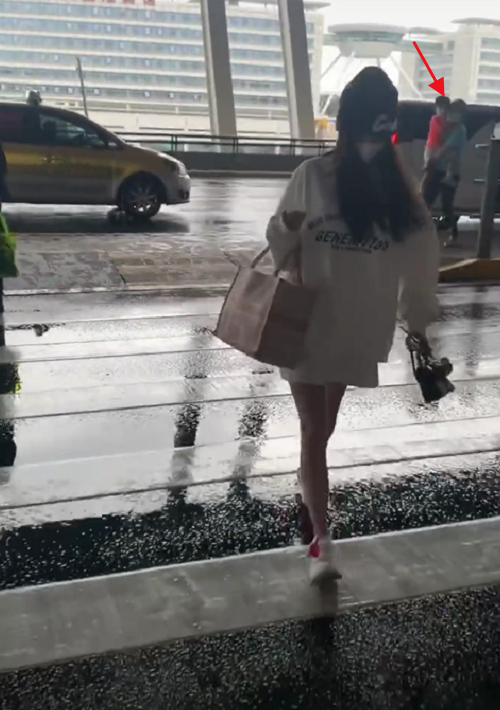 baby陪儿子玩耍后开工，小海绵机场送别妈妈，不哭不闹超乖巧