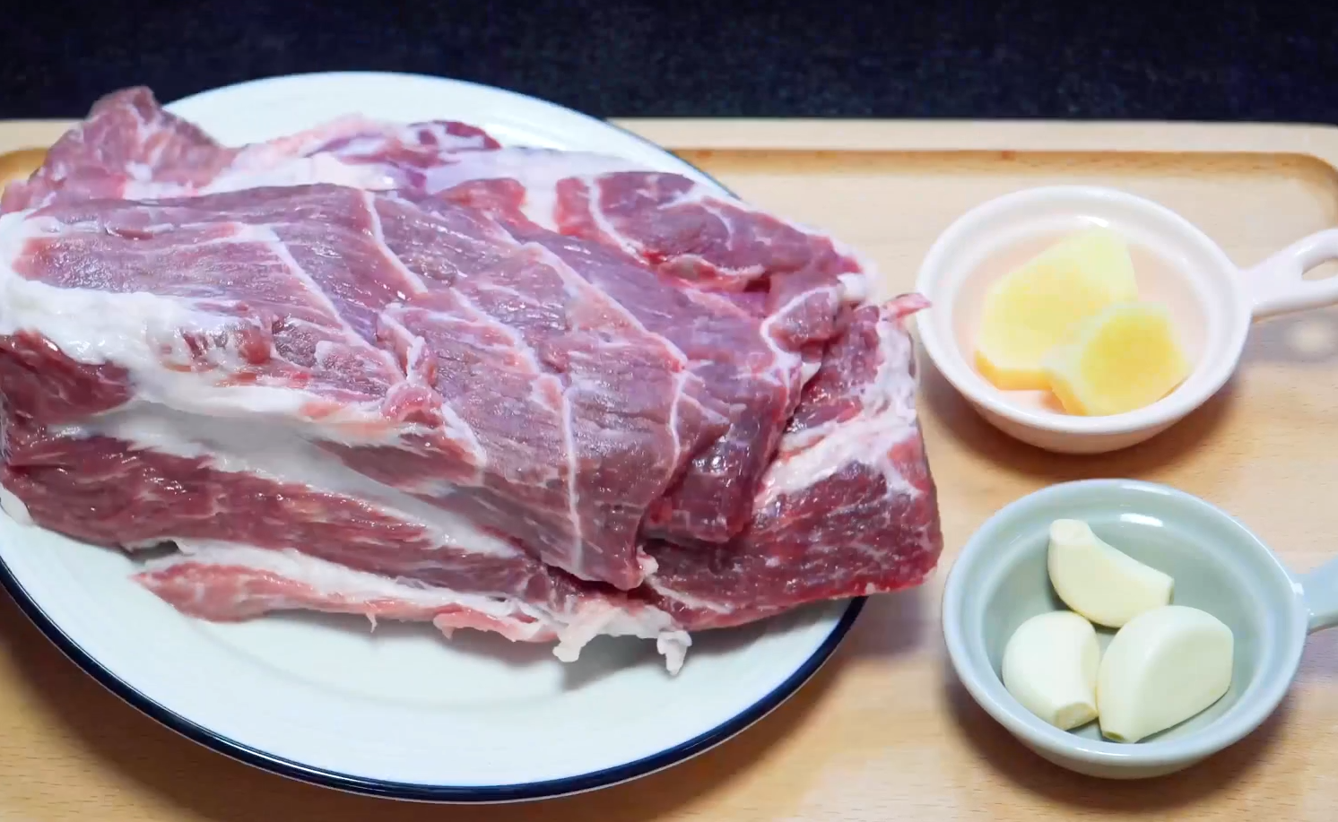 蜜汁叉燒肉，一個電飯煲就能輕鬆搞定，鮮嫩多汁，好吃到停不下來