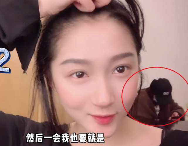 关晓彤素颜照被传，身后桌子上的腿太抢镜，镜