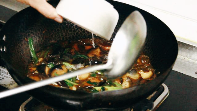 素炒的葱烧香菇为过年时成了热门菜  很下饭（带视频