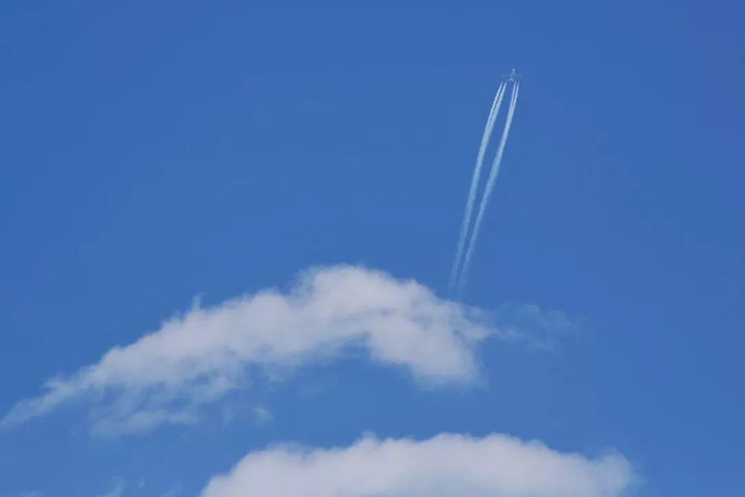 云上的飞机句子