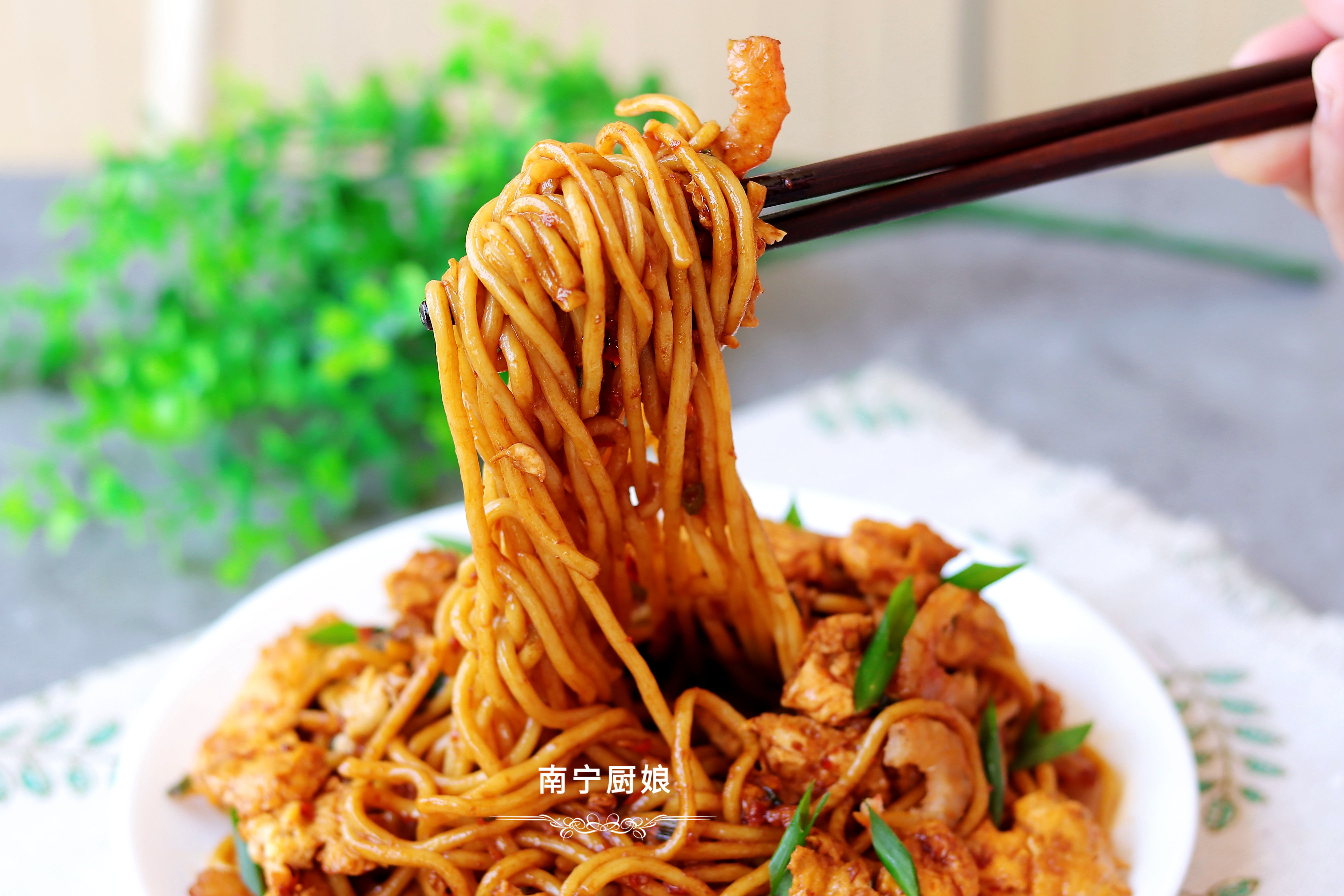 做炒麵很多人第一步就做錯了，難怪不好吃，酒店大廚教你正確做法