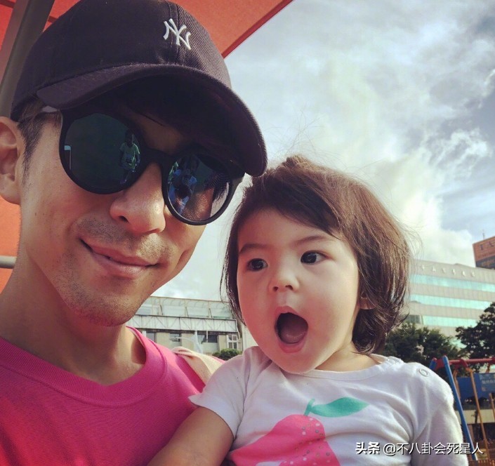 波妞成最严肃星二代，拍照不笑还爱皱眉头，才两岁就能打哭咘咘