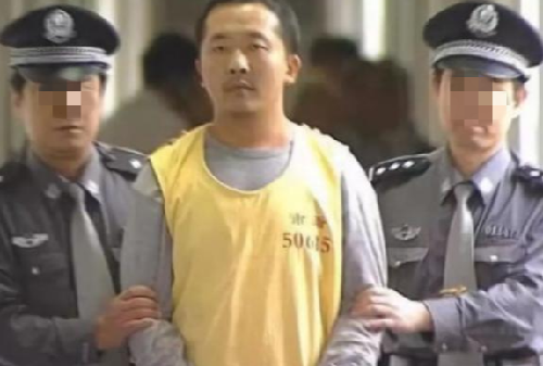 南京投毒案：因妒忌好友生意火爆，男子恶意投毒，致300多人伤亡