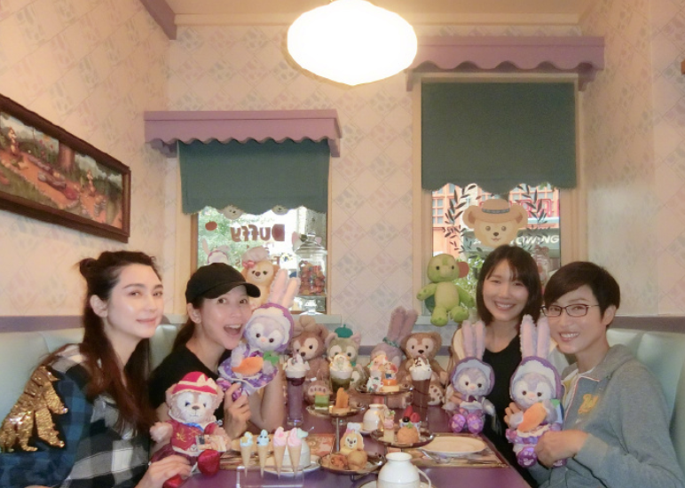 蔡少芬携闺蜜迪士尼游玩庆生童心未泯，和洪欣儿子自拍秒变迷妹