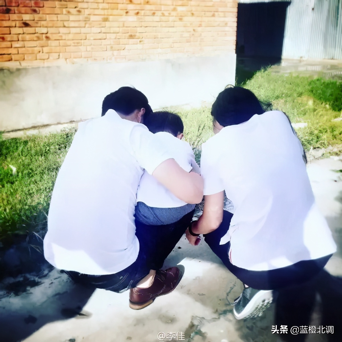 “妇女杀手”靳东的苦甜情史，和他背后的2个离