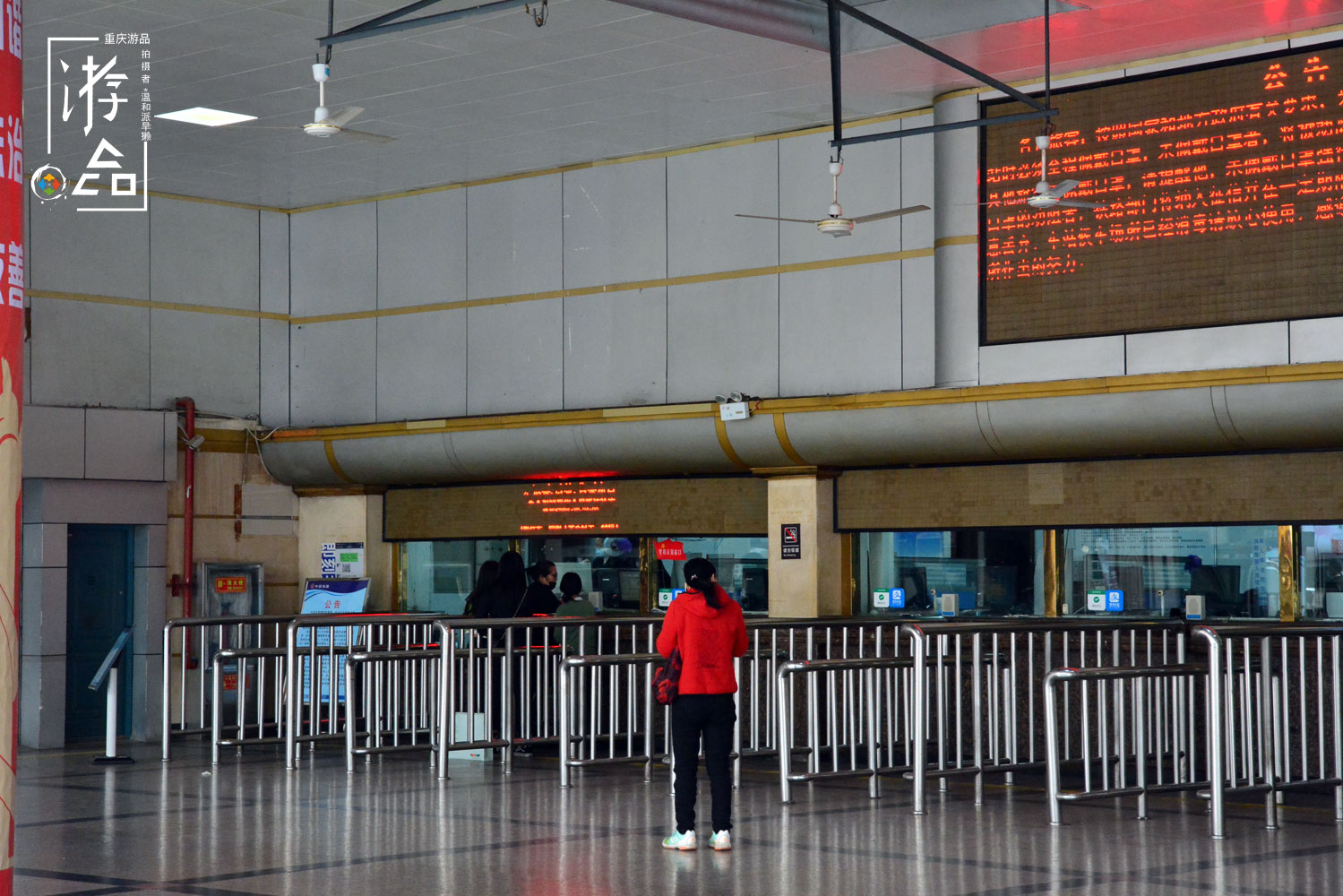 重庆菜园坝站的“绿皮公交”，2块钱登上5612，10分钟抵达黄桷坪