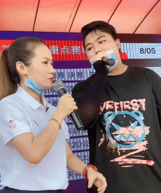 尴尬！全红婵50万豪车无人开，只因父兄无驾照，网友给支招