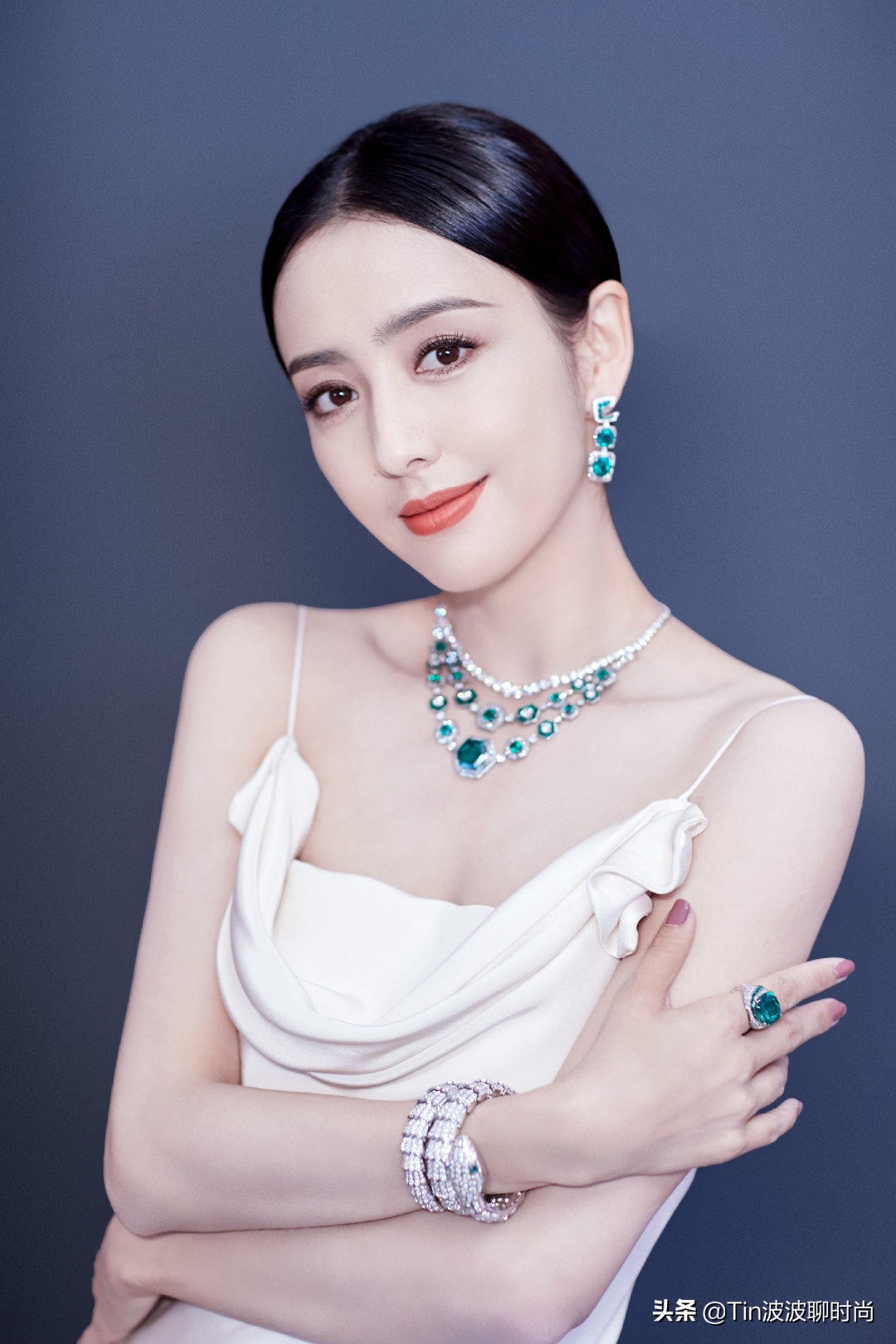 佟丽娅越来越美了，穿白色吊带裙女人味十足，翡翠宝石看着好贵气