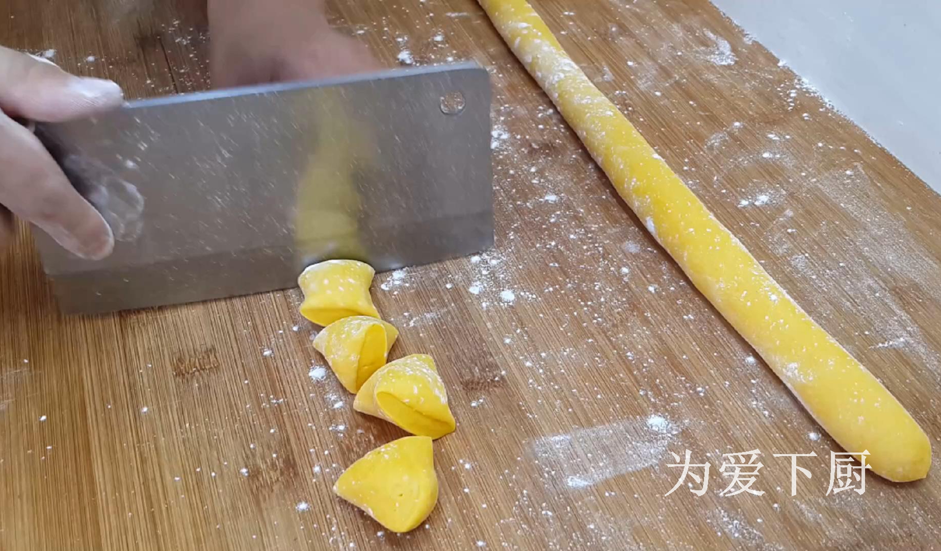 面粉别炸油条了，加半个南瓜，个个金黄鼓大泡，比面包蛋糕还香