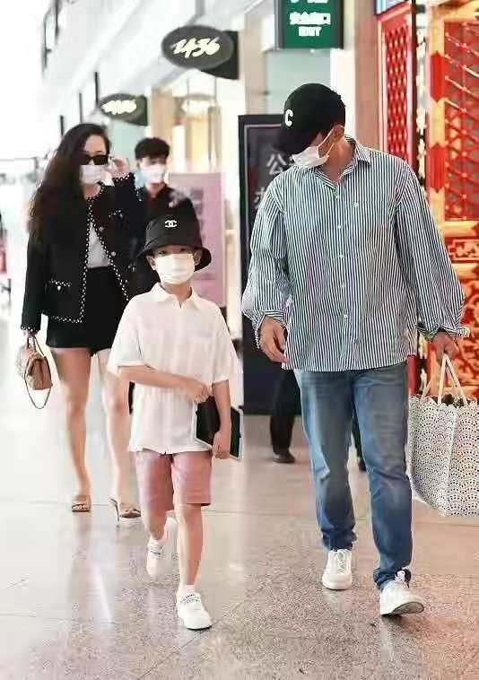 霍思燕一家高调现身！杜江穿错衣服变大妈，嗯哼戴2千帽子真阔气