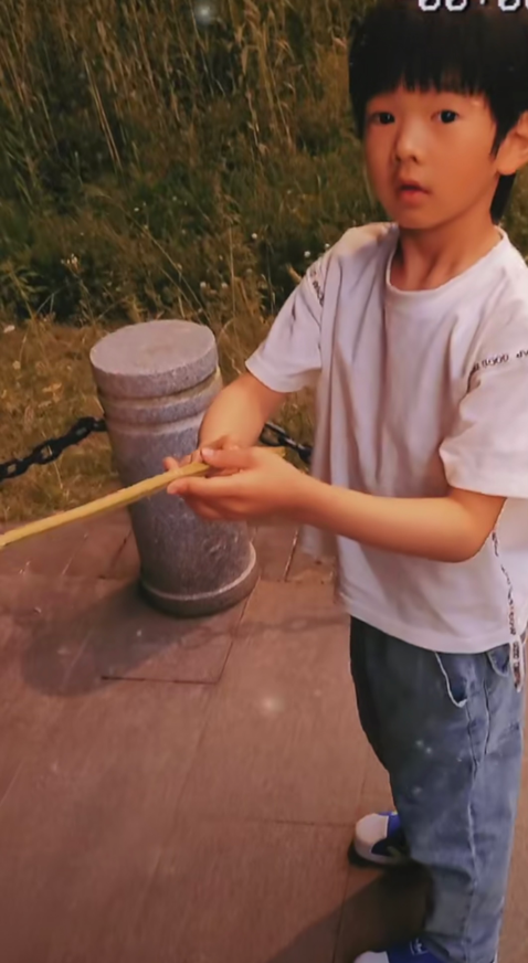 湖南台主持刘烨罕晒娃，儿子长相帅气似贵族，高颜值老公背景强大