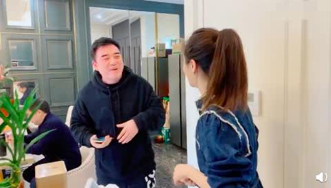 薇娅老公罕现身，驾600万豪车接老婆下班，共回