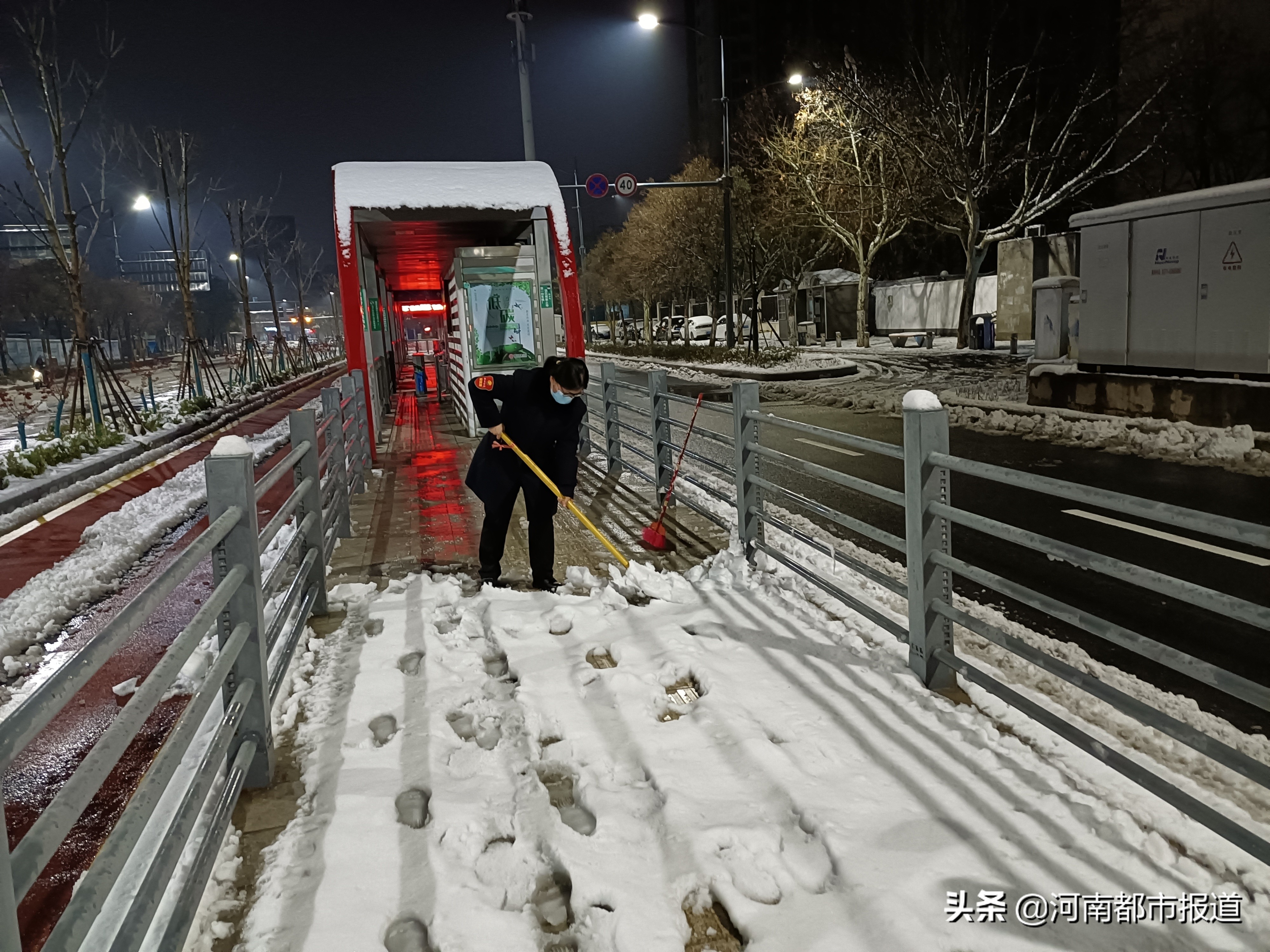 大雪突至，郑州公交人寒夜无眠保出行