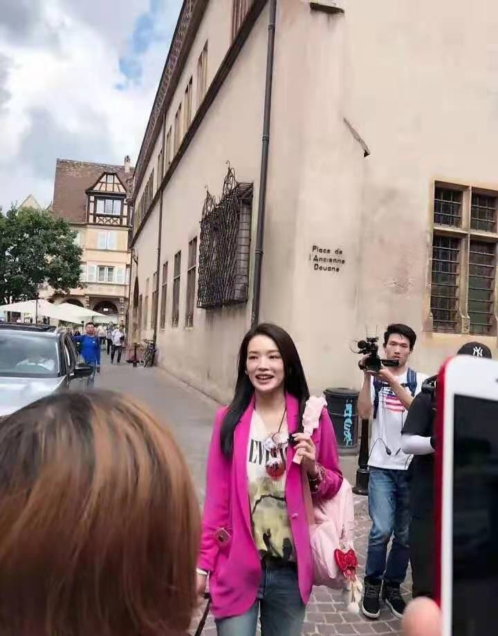 Shu Qi wears business suit to take wind on foot, a pair of slipper can be accomplished! Netizen: Is what I am short of slipper