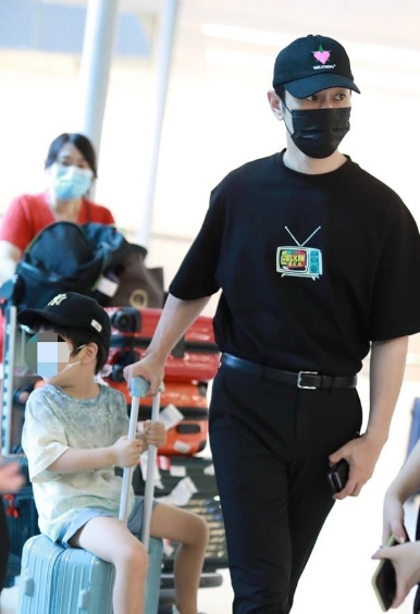 baby陪儿子玩耍后开工，小海绵机场送别妈妈，不哭不闹超乖巧