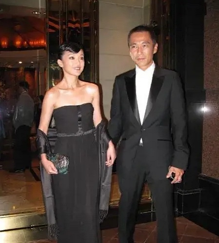 周迅离婚引热议，27年恋爱史不输情敌王菲，天后