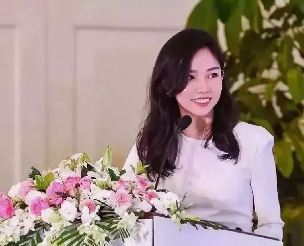 后浪来了：豪门姐弟资产超过700亿，俊男靓女才貌俱佳羡煞旁人