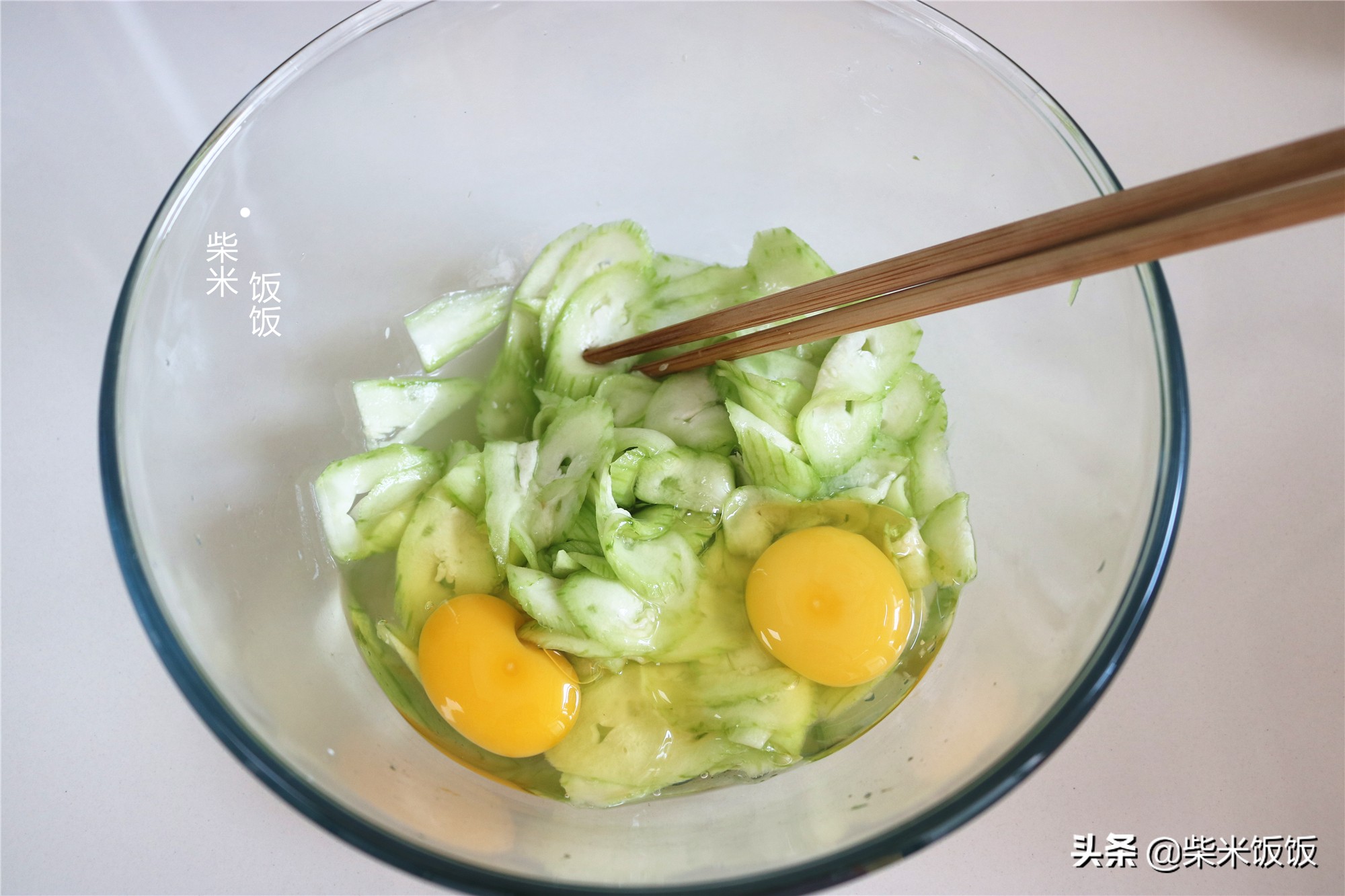 丝瓜别总炒着吃了，加点面粉和鸡蛋，香软可口，早餐吃很不错