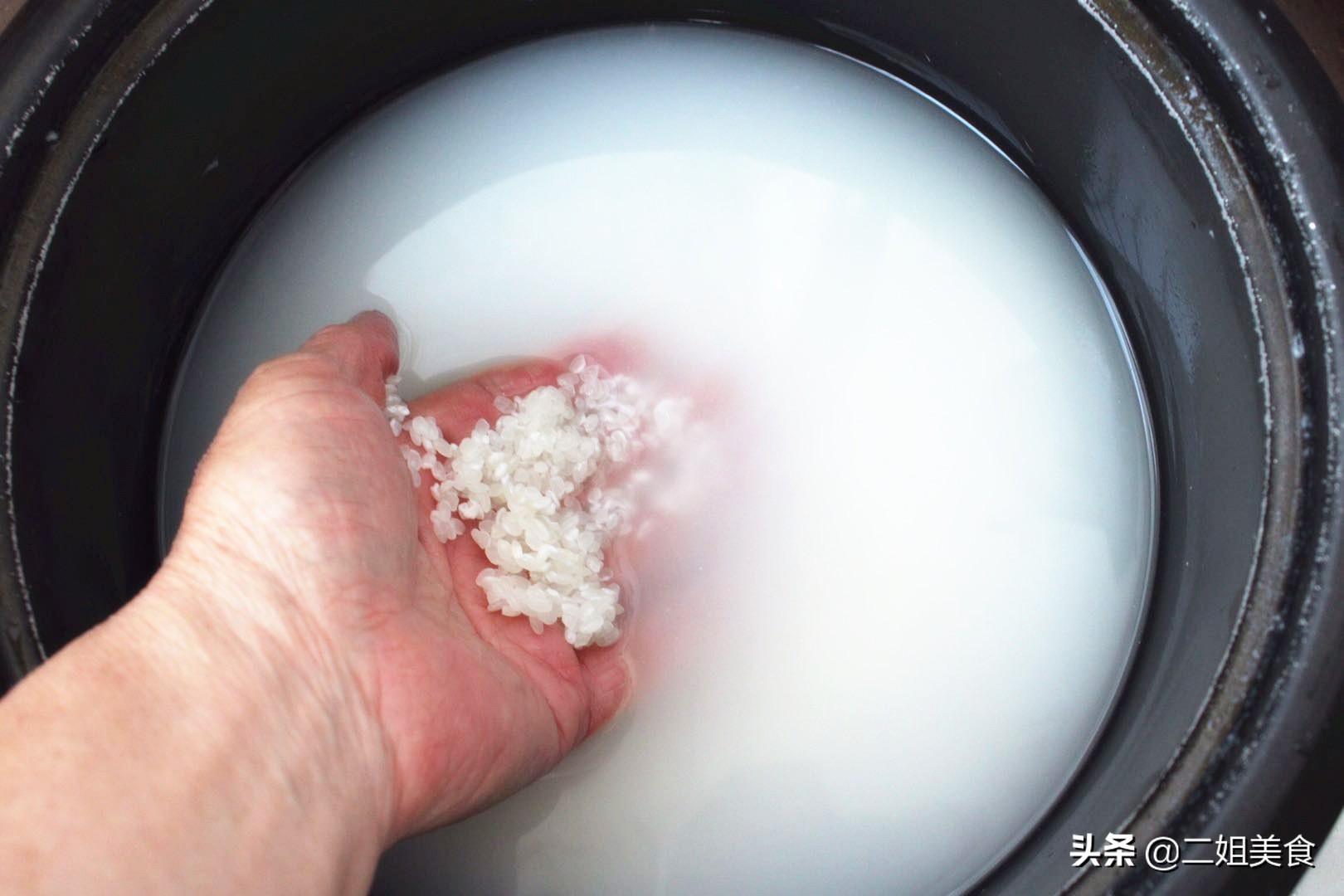 淘米水是好寶貝，別再倒掉了，教您淘米水的3個用法，簡單實用