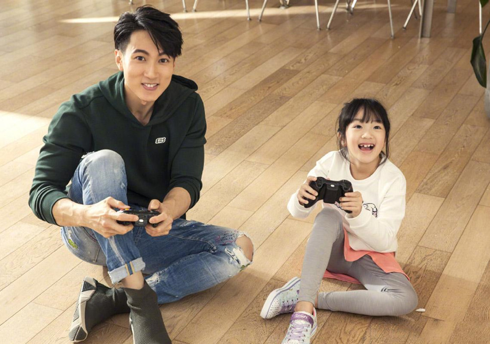 吴尊女儿越长越美，堪称整容式长大，网友：其实早有特征