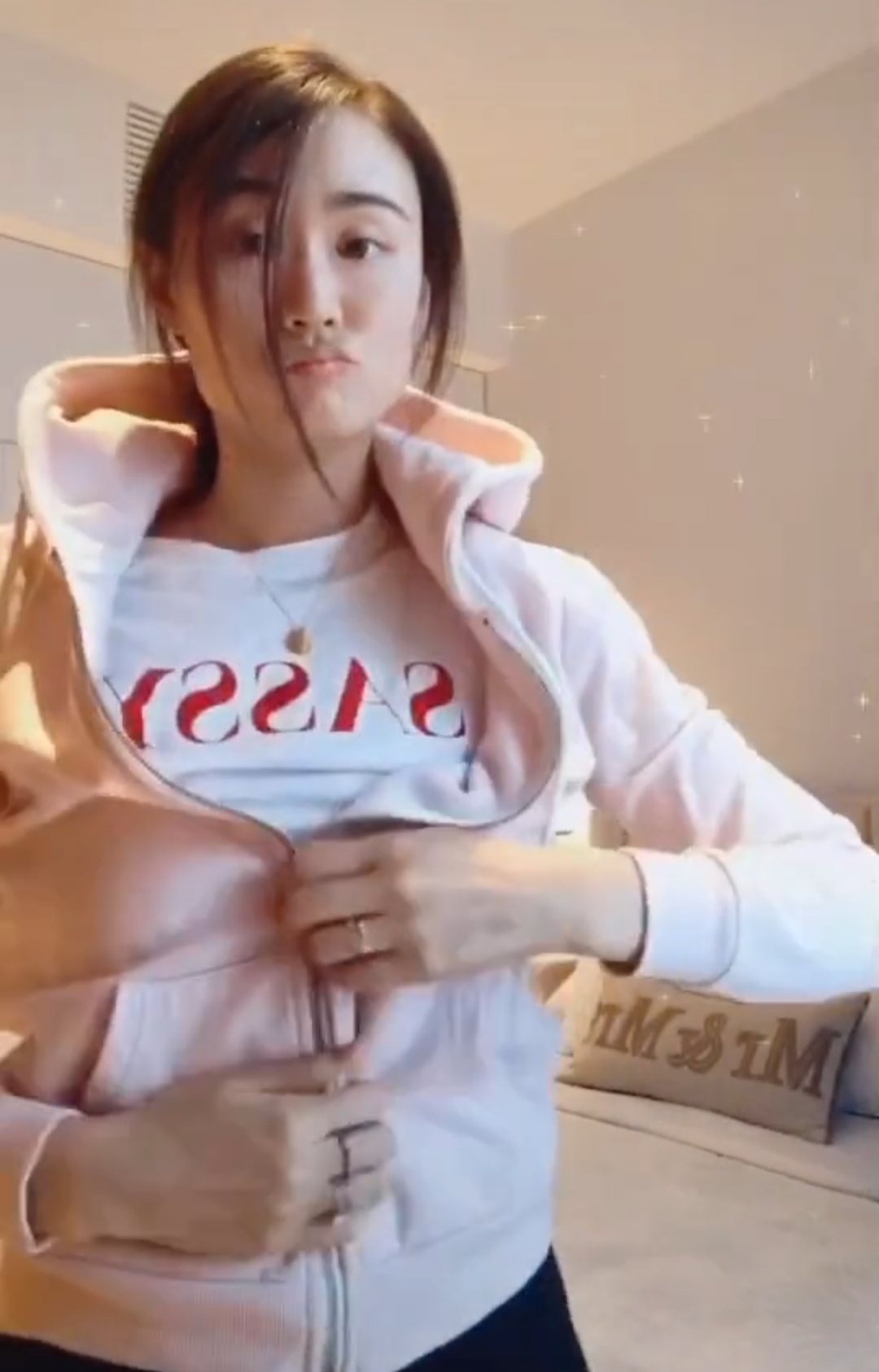 怀三胎？李小鹏小6岁娇妻罕晒近况，小腹隆起被疑怀孕