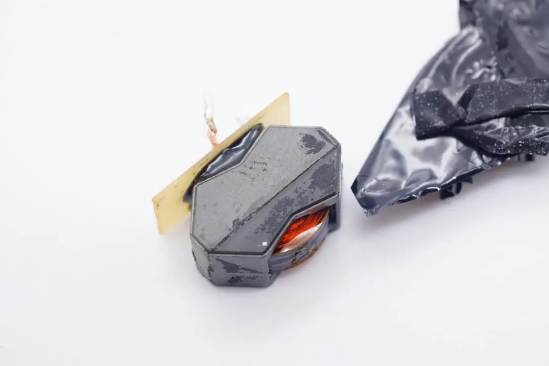 华硕最强游戏本标配300W电源，内置4颗氮化镓，内部结构揭晓