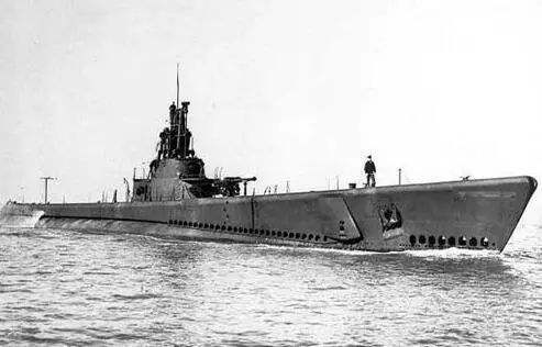 “石首鱼”号在东海海域夜袭日军运输舰队