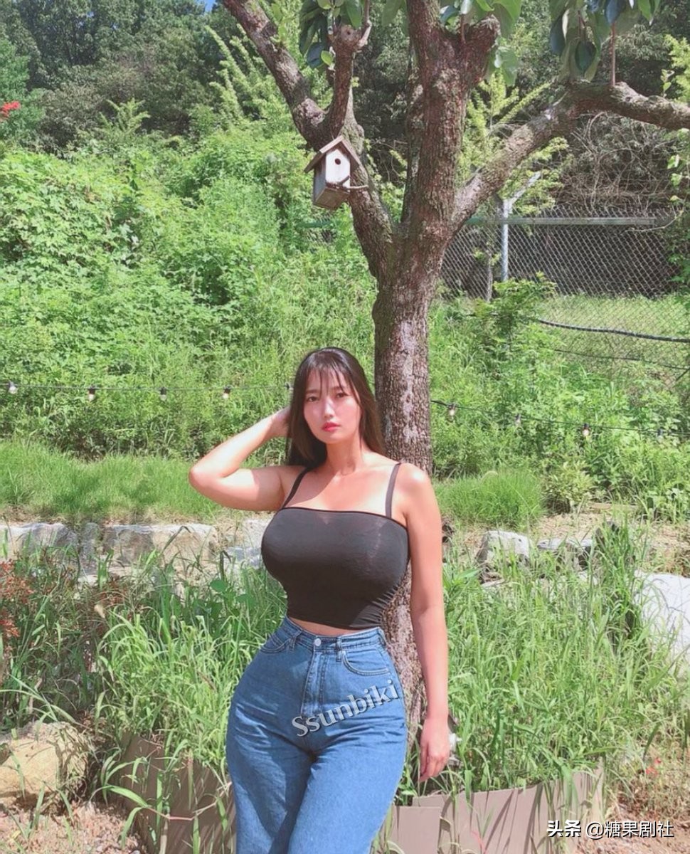 The Korean fitness goddess uses the perfect waist to hip ratio to