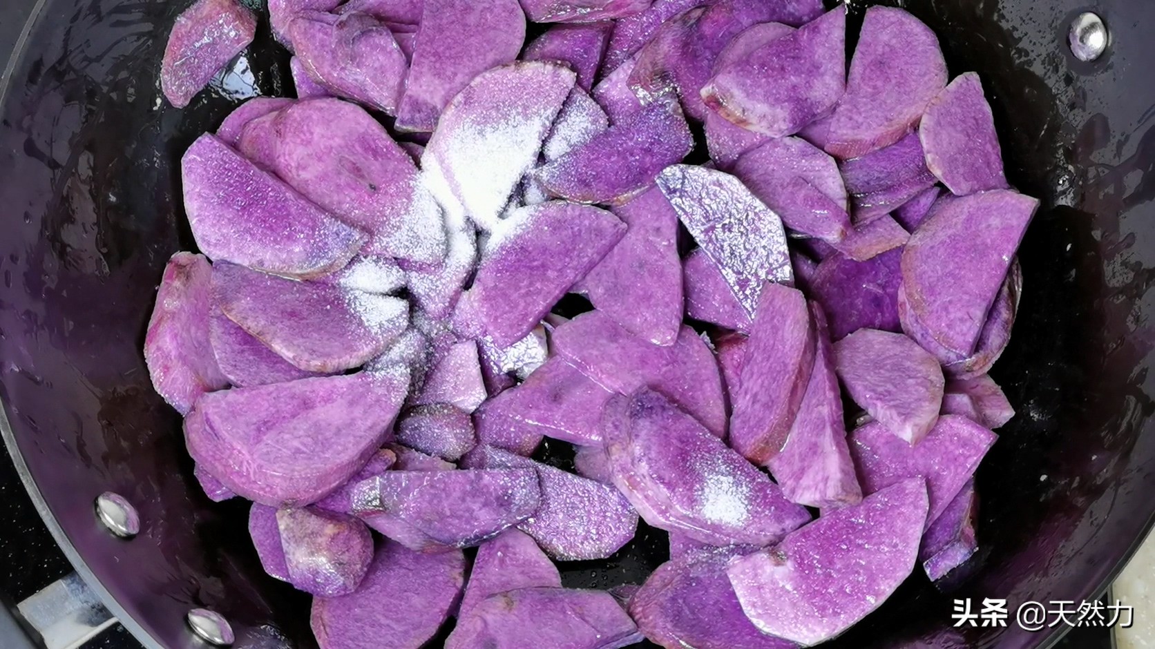 A nutritious and delicious home-cooked dish, the recipe is simple and easy to learn, the vegetarian fried purple potato is fragrant and floury