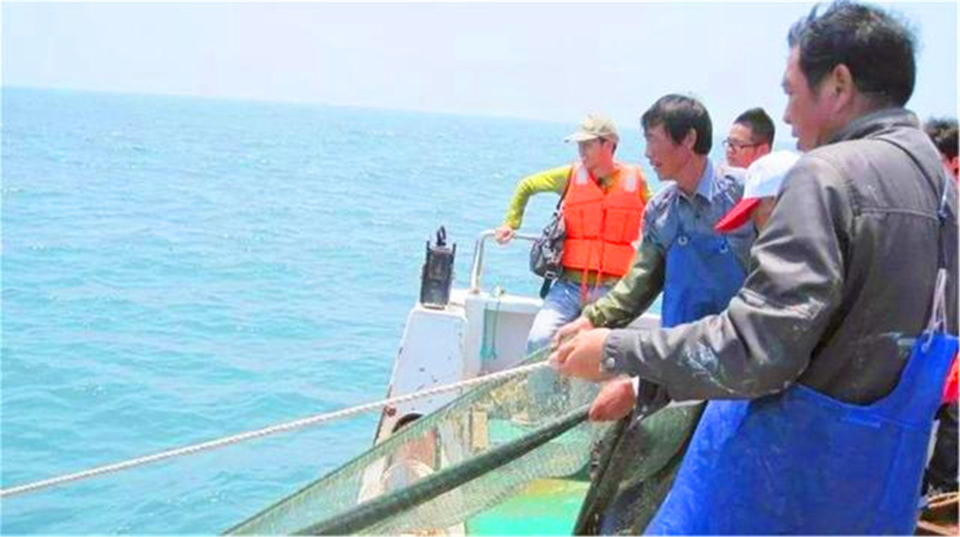 立下大功！11位中國(guó)漁民撈魚(yú)有意外收獲，美國(guó)30年心血被撈走