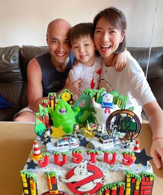 Che Wanwan's family celebrates Father's Day, foreign husband teaches ...