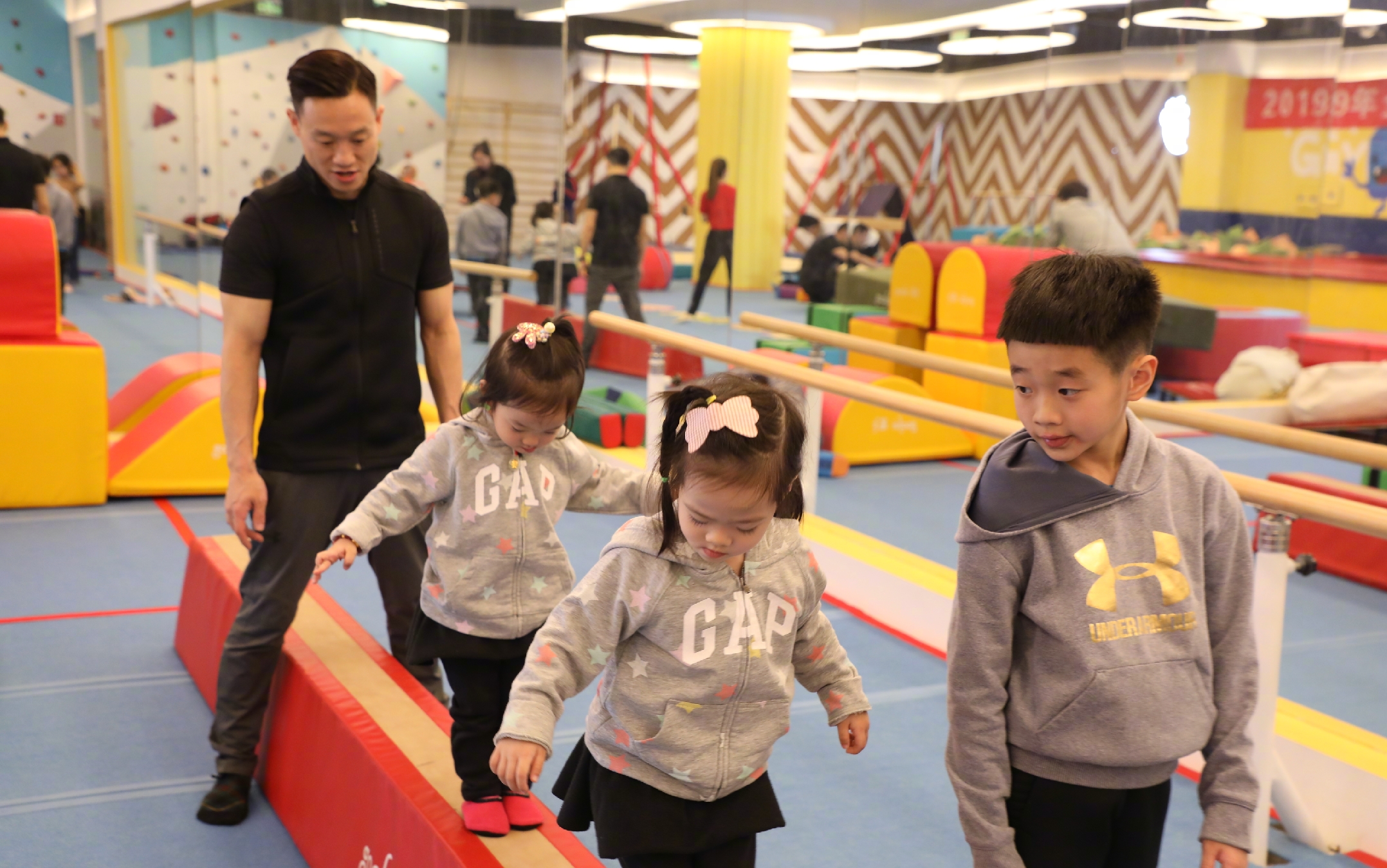 楊威一家遊迪士尼，十歲楊陽洋長成帥氣少年，雙胞胎妹妹軟糯可愛