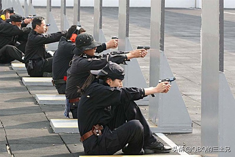 先天不足的77式手枪，为何还装备近40年，它比64式有何优势