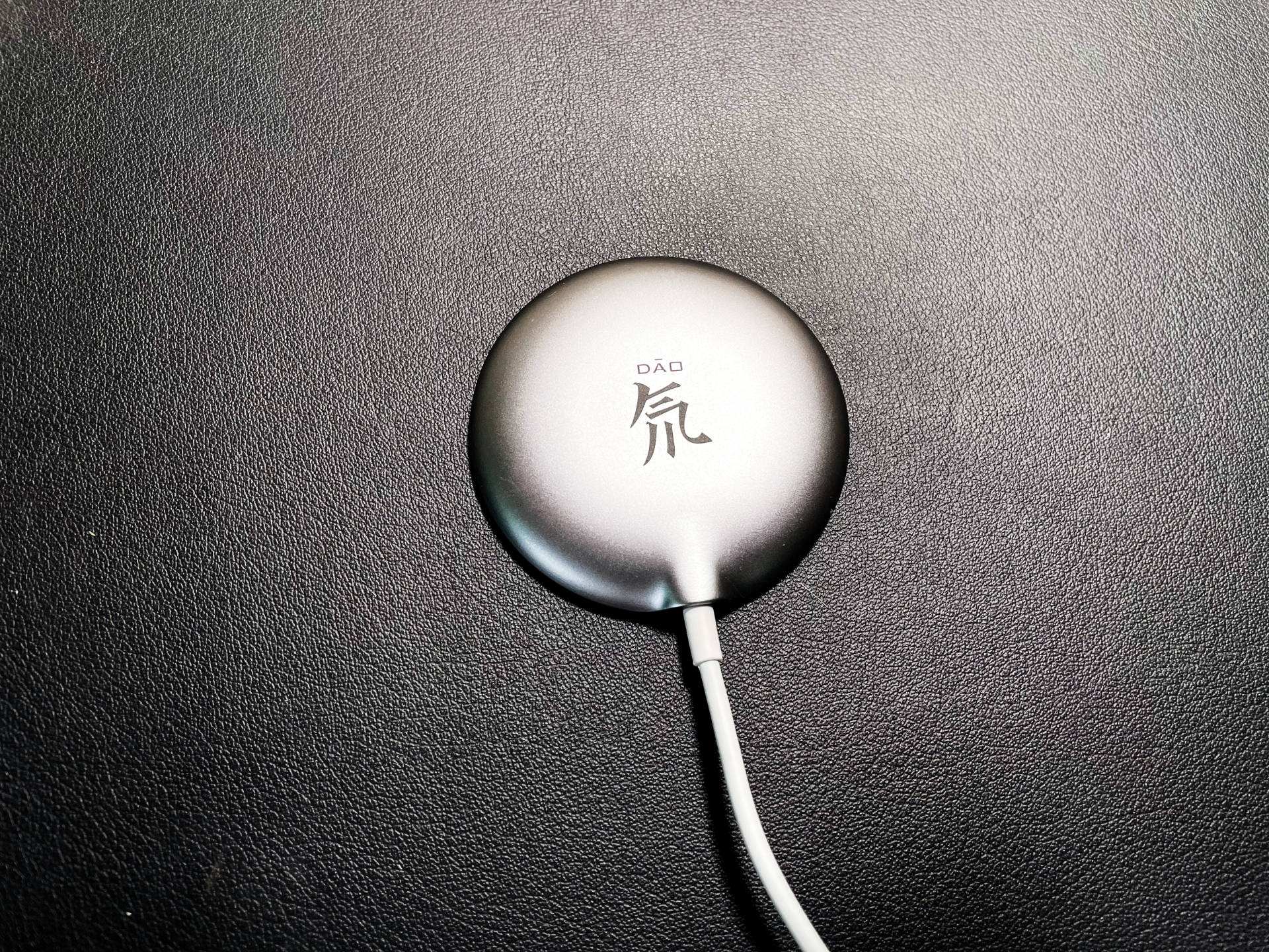 冰面低温不割手，夜间使用很安全：努比亚无线充电器开箱体验