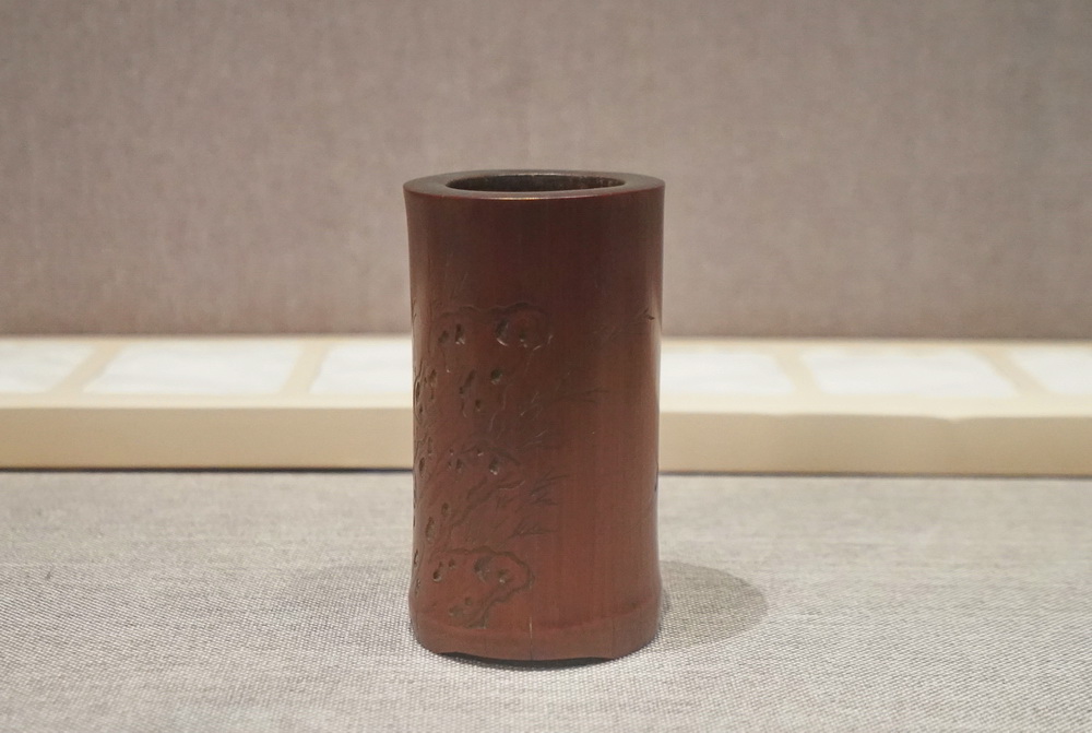 博物院看清代竹雕笔筒，想起自己家也有一个，还是韩国地摊买回的