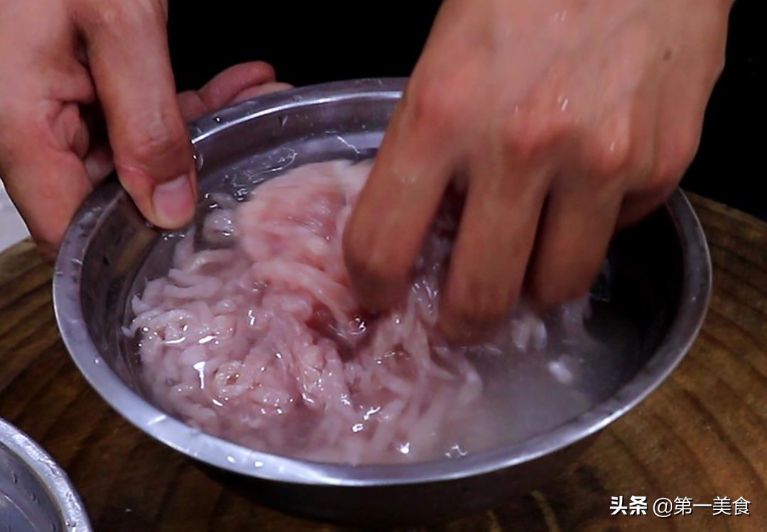图片[2]-【鱼香肉丝】做法步骤图 原来肉丝滑油很关键 厨师长教你烹饪-起舞食谱网