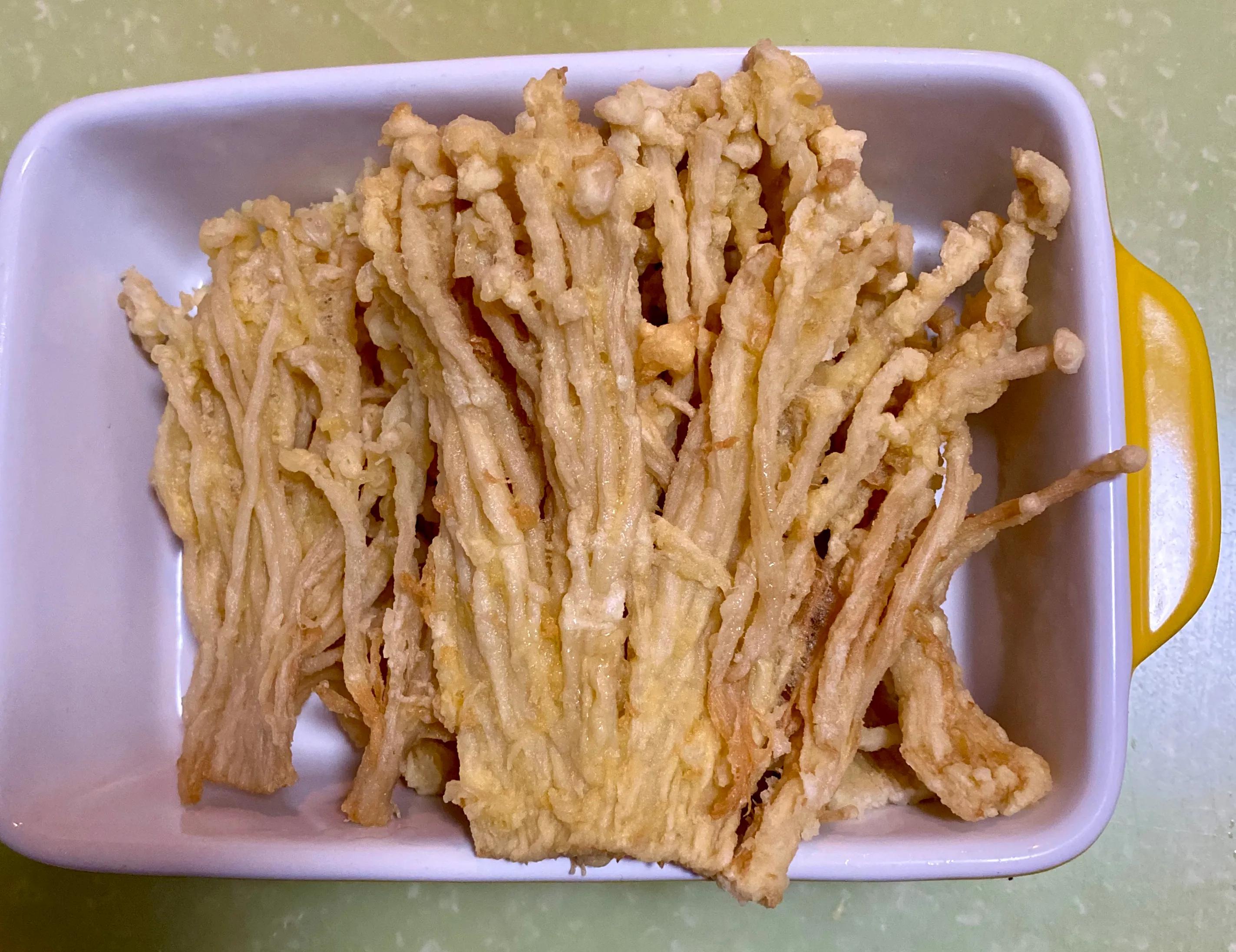 金針菇這樣炸著吃，酥的掉渣，成本不足5塊錢，老公說好像發財樹