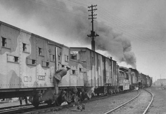 敌军装甲列车无敌？14门野炮200米外齐射，当天拿