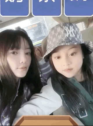 李小璐曬與女兒同框，甜馨戴漁夫帽文靜淑女，越來越有女神範兒