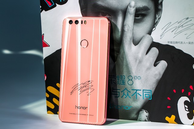 盘点吴亦凡曾代言过的手机品牌，雷军还参加过吴亦凡的生日会