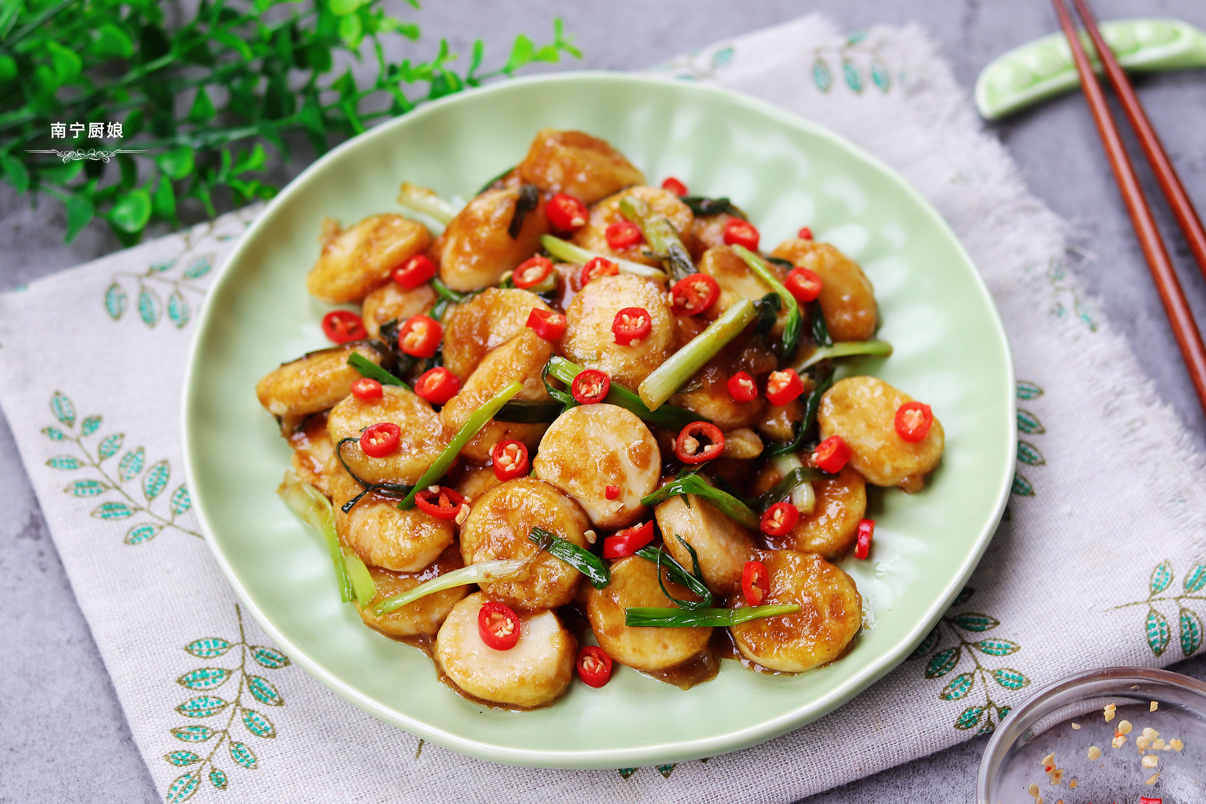 燒日本豆腐時加入一把蔥，沒想到如此美味，不愧是老保姆的拿手菜